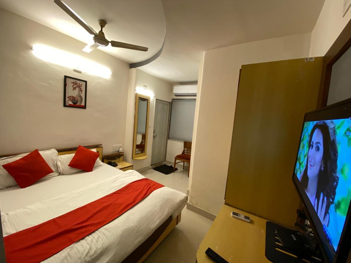 Hotel Riverfront Ahmedabad Exterior foto